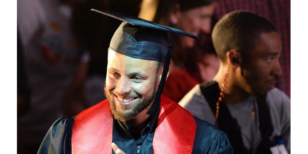 Stephen Curry erhält ein Leistungszertifikat für 13 Jahre harte Arbeit